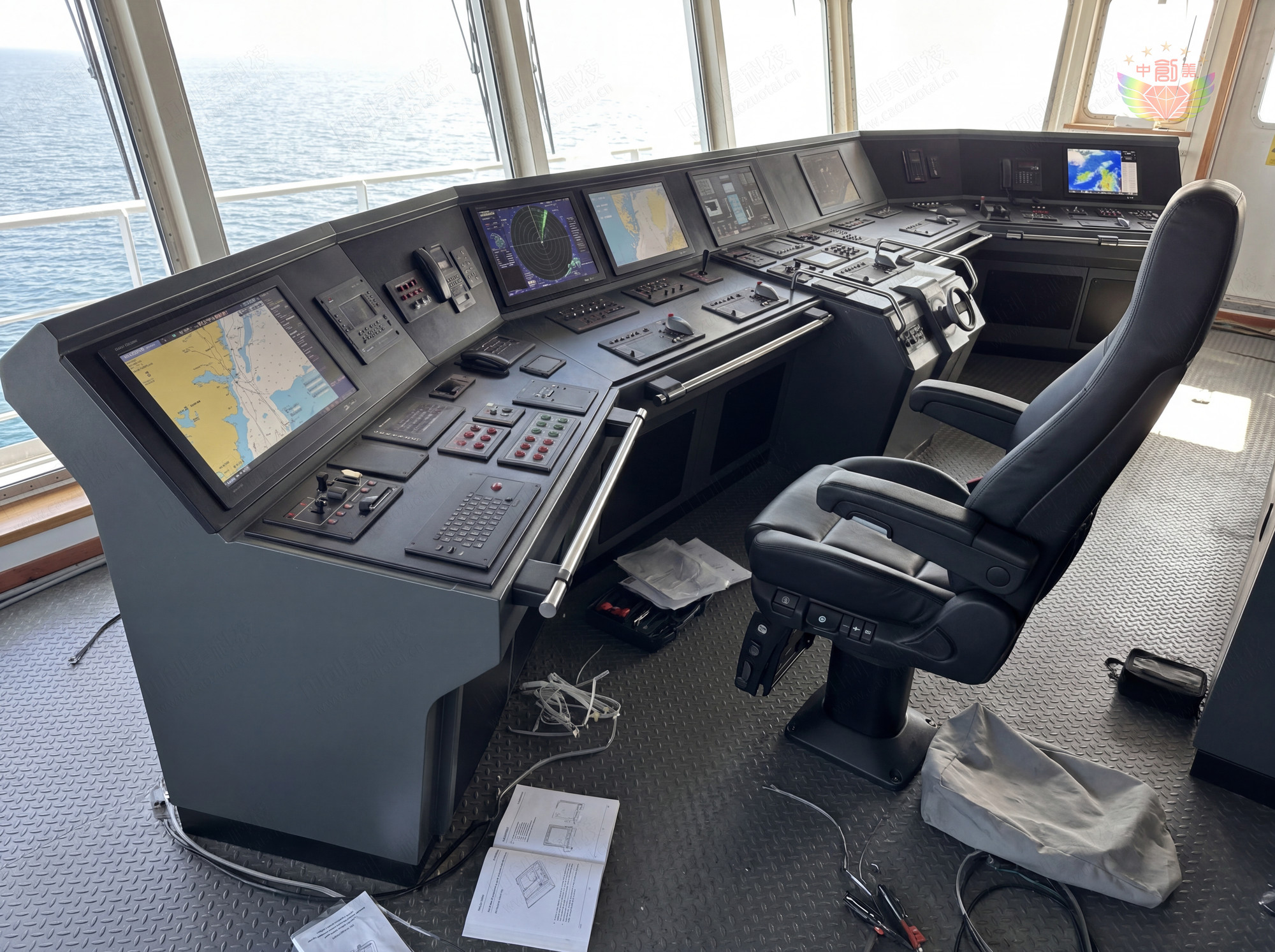 艦船駕駛室斜面操作臺款式圖