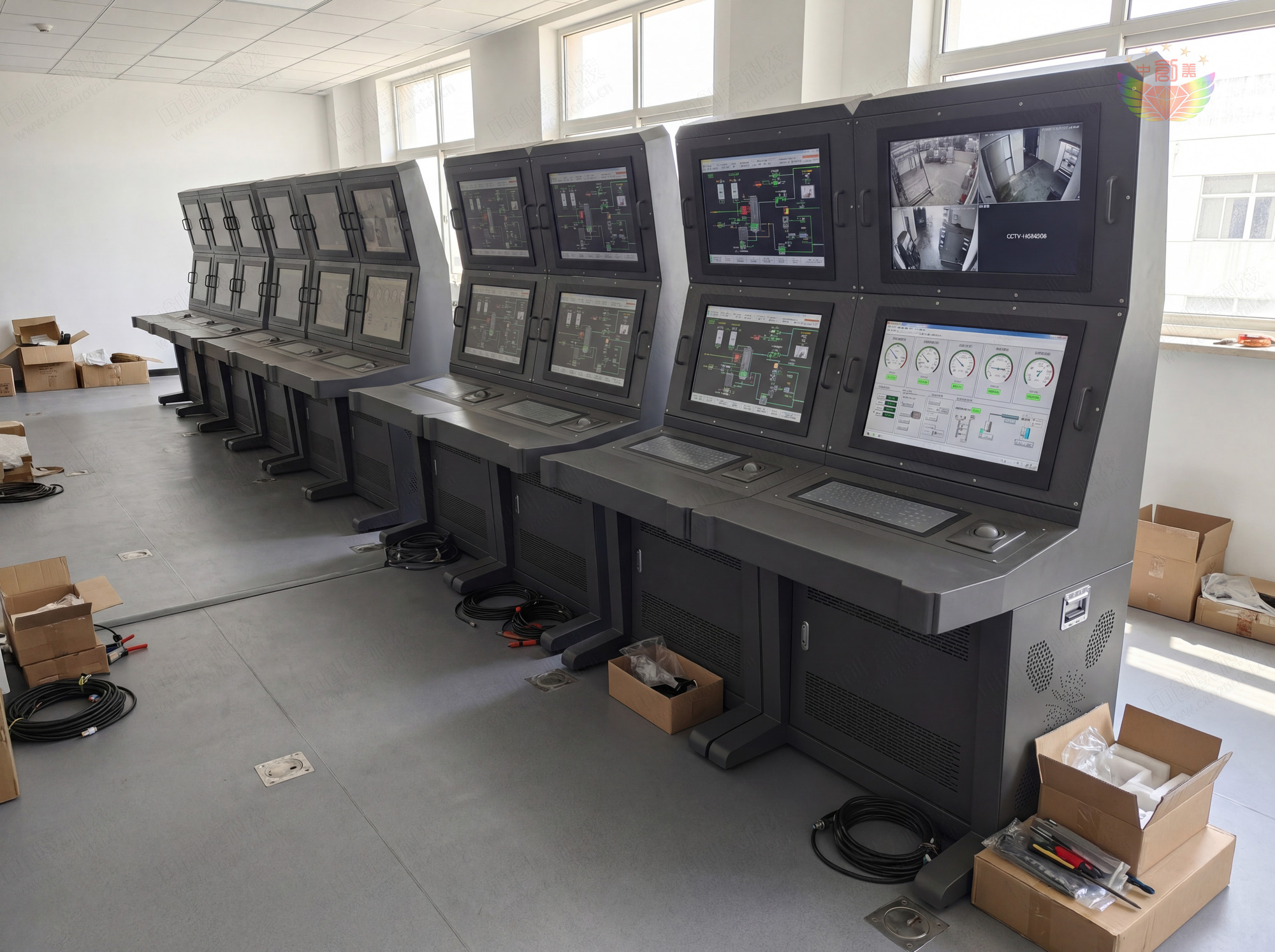電廠中控室雙層斜面操作臺(tái)圖片