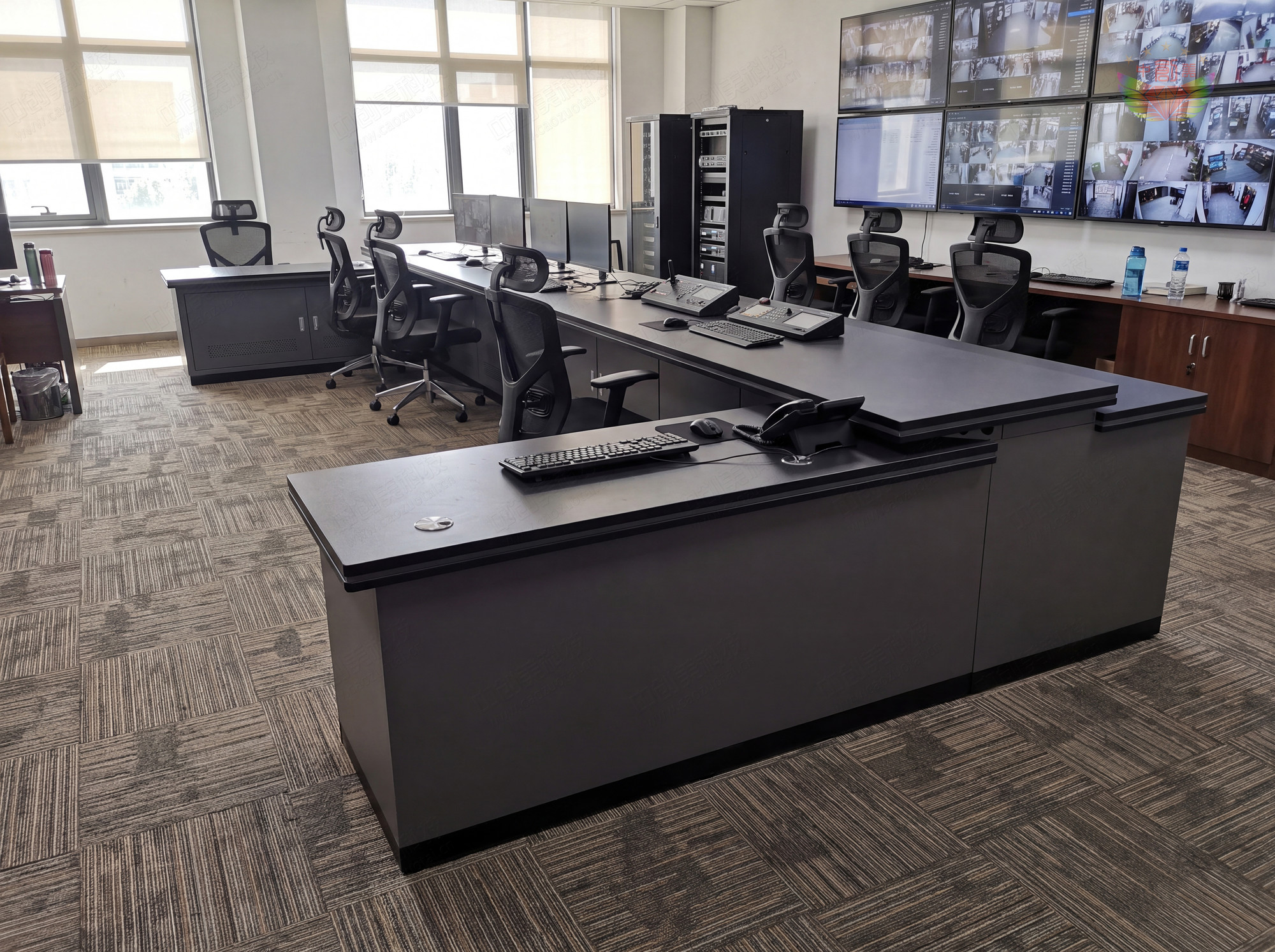 L型現(xiàn)代中控室操作臺(tái)款式圖